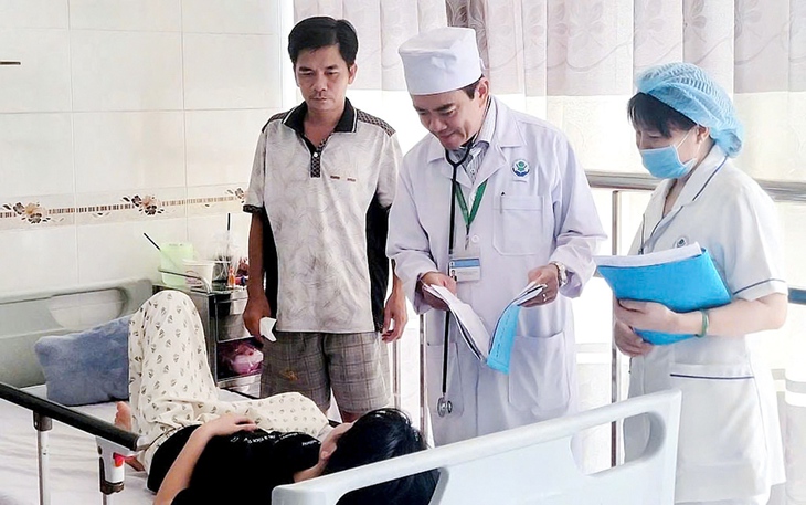 Nhiều ca bệnh sốt xuất huyết sốc nặng do tự điều trị tại nhà - Ảnh 1.