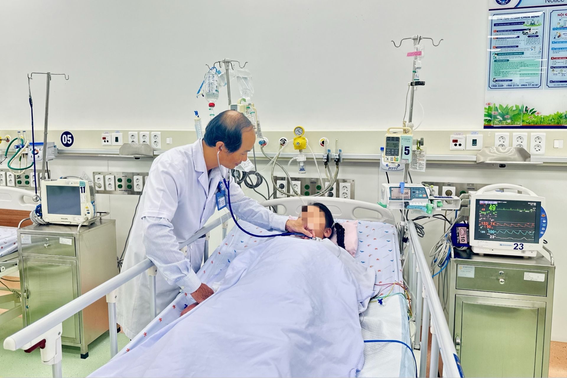 Bệnh nhi điều trị sốt xuất huyết tại khoa Hồi sức tích cực - chống độc Bệnh viện Nhi đồng 1