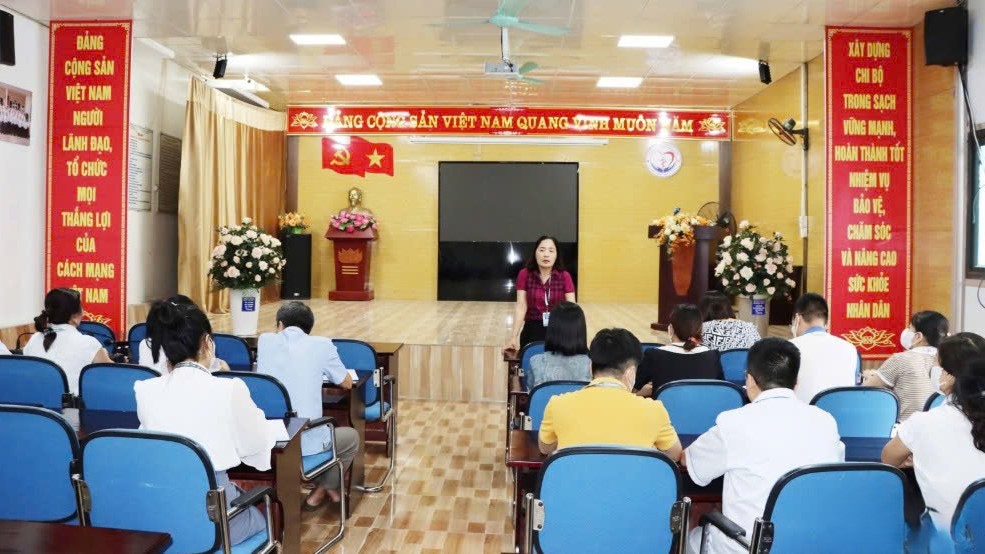 Trung tâm Y tế Khu vực Mai Sơn họp khẩn sau ca tử vong do virus RSV tại Trường Mầm non Hồng Ngọc. Ảnh: Nguyễn Thư