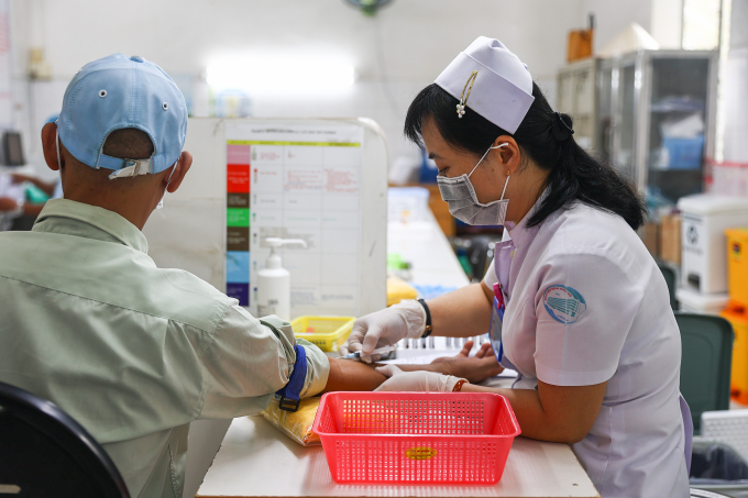 Bệnh nhân lấy máu xét nghiệm tại Bệnh viện Nhiệt đới TP HCM. Ảnh: Quỳnh Trần