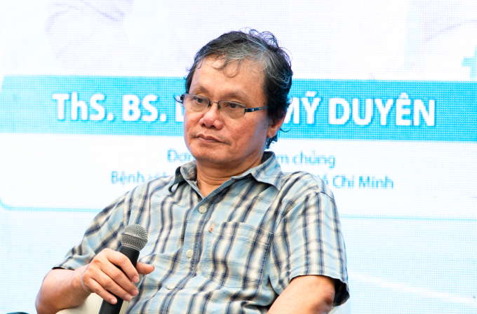 Bác sĩ Trương Hữu Khanh chia sẻ về bệnh sốt xuất huyết. Ảnh: Lê Kiên