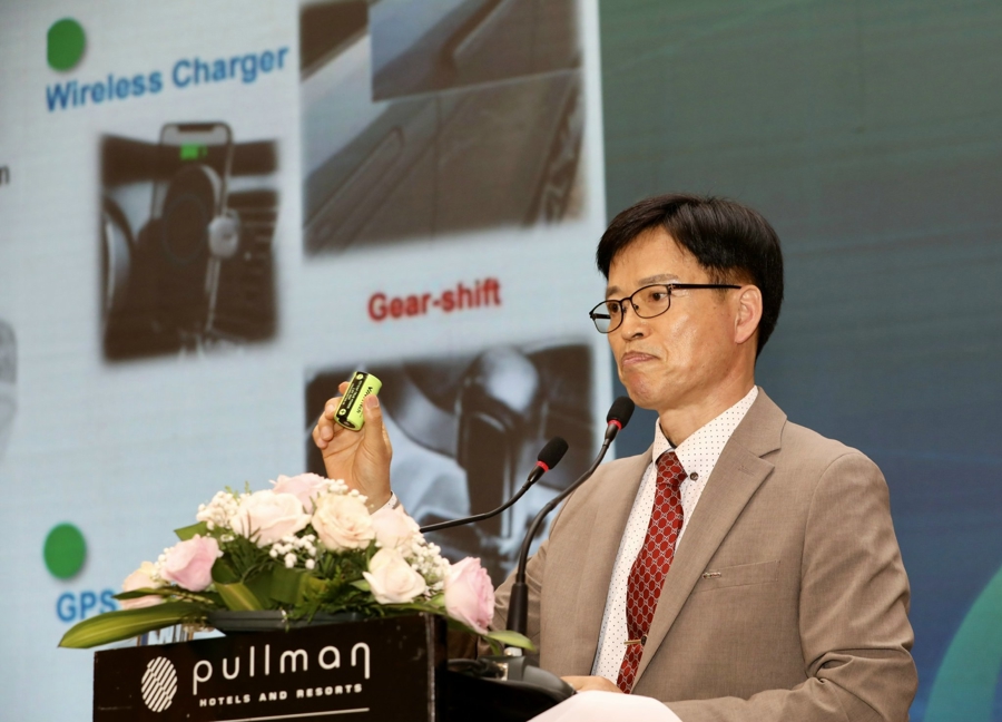 Ông Kim Gyeng Chul, Tổng giám đốc VINA Tech, Enersol, trình bày tham luận tại Diễn đàn. Ảnh: Trí Phong.