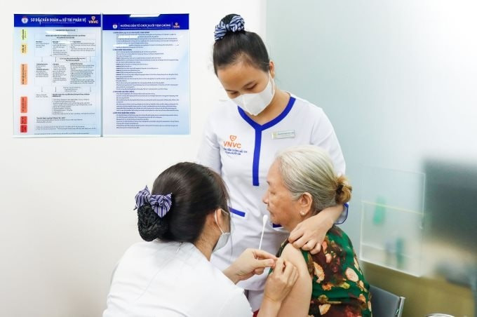 Người cao tuổi tiêm vaccine sốt xuất huyết tại Hệ thống Tiêm chủng VNVC. (Ảnh Mộc Thảo)