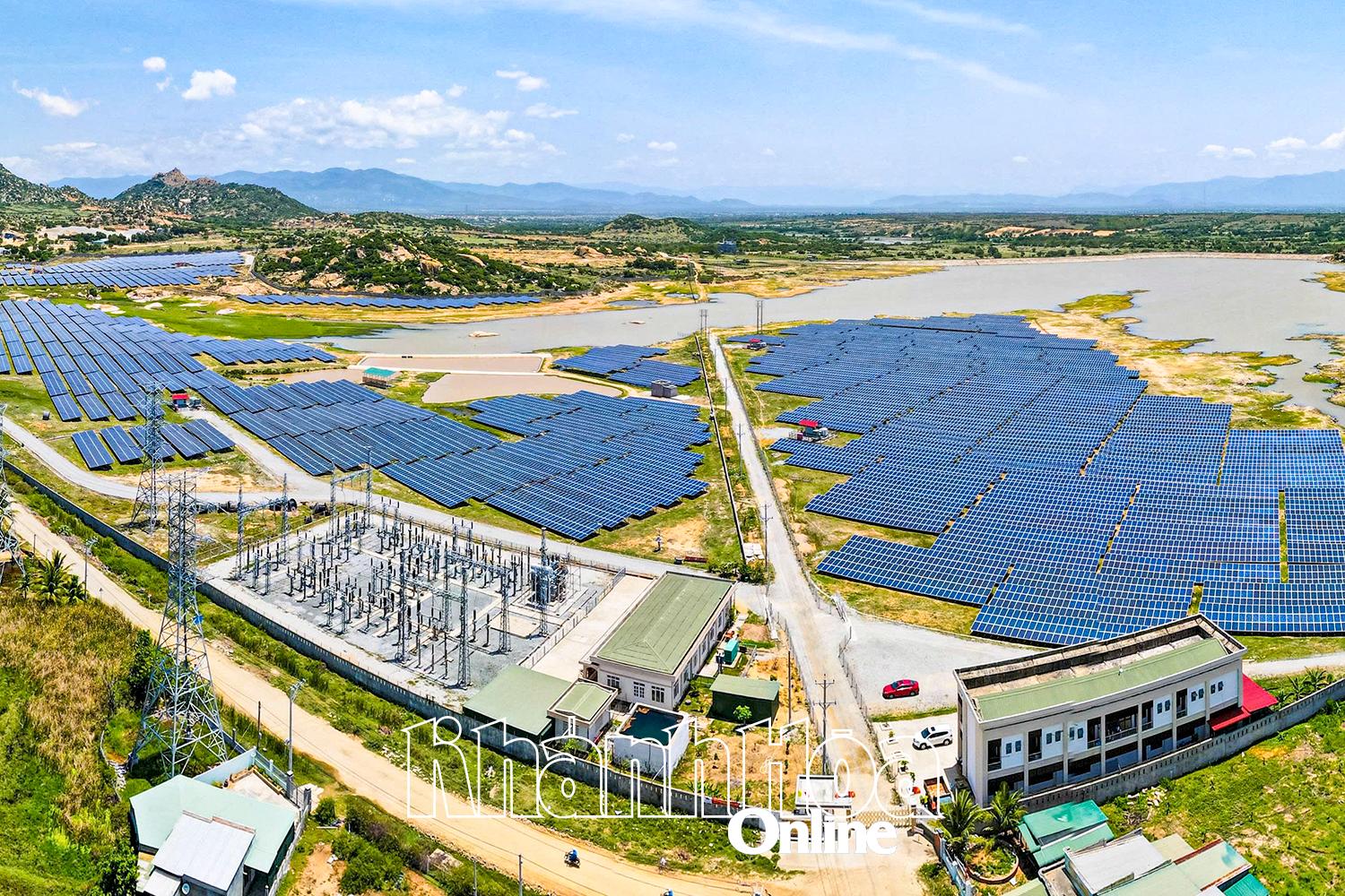 Nhà máy Điện mặt trời Hồ Bầu Ngứ.