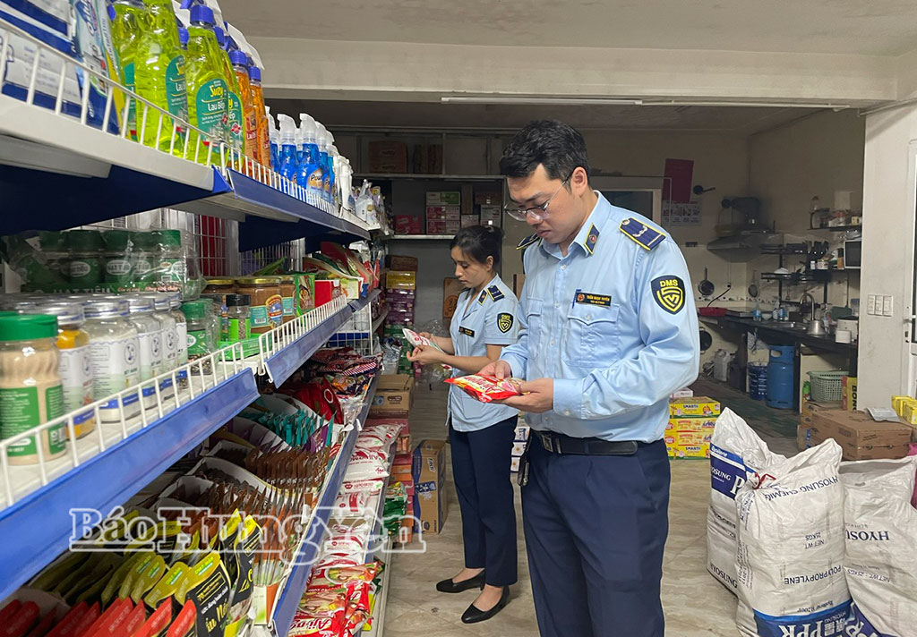 Chi cục Quản lý thị trường kiểm tra hoạt động kinh doanh hàng hóa tại xã Tiên Lữ.