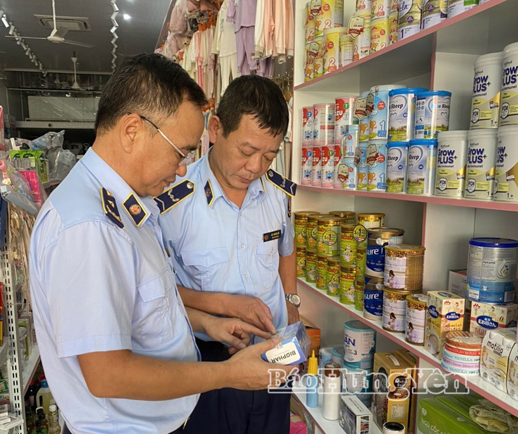 Kiểm tra hoạt động kinh doanh hàng hóa tại xã Tiền Hải.