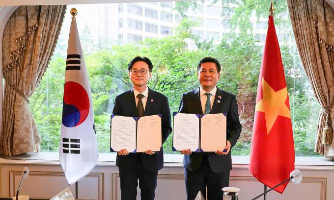 Bộ trưởng Công Thương Nguyễn Hồng Diên và ông Kim Jung Kwan, Bộ trưởng Thương mại, Công nghiệp và Năng lượng Hàn Quốc, tại lễ ký kết, ngày 11/8. Ảnh: MOIT