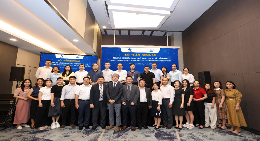 Đại biểu và các báo cáo viên tham dự Hội thảo trực tiếp