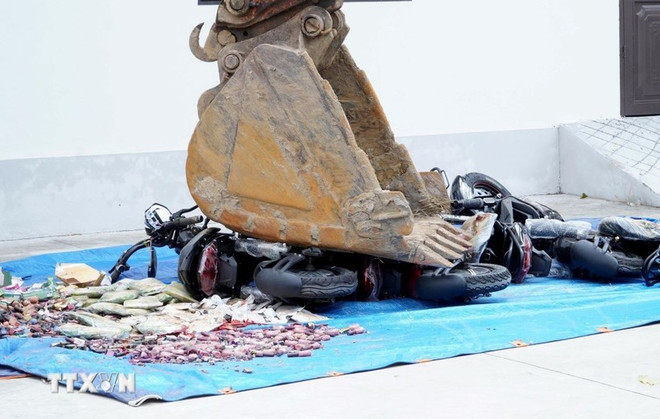 Tiêu hủy các sản phẩm hàng lậu, hàng giả. (Ảnh: Thế Duyệt/TTXVN) hang-gia-2305-1.jpg