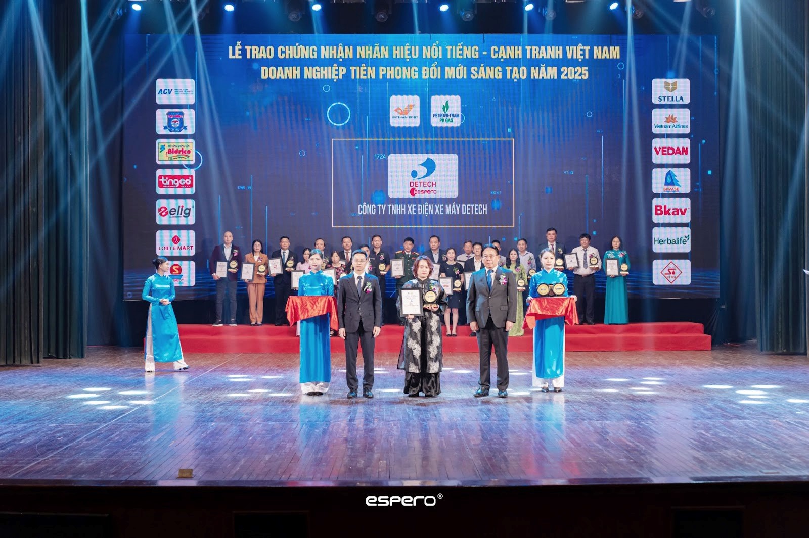 Đại diện doanh nghiệp DETECH MOTOR - thương hiệu ESPERO nhận cúp và giấy chứng nhận