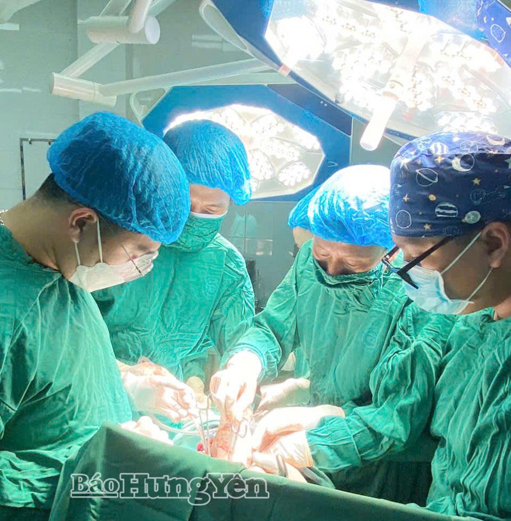 Các bác sĩ tiến hành mổ cắt lách cứu bệnh nhân bị tai nạn giao thông.