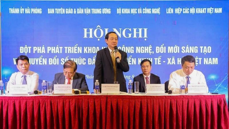 Đồng chí Huỳnh Thành Đạt, Ủy viên Trung ương Đảng, Phó Trưởng Ban Tuyên giáo và Dân vận Trung ương phát biểu tại Hội nghị.