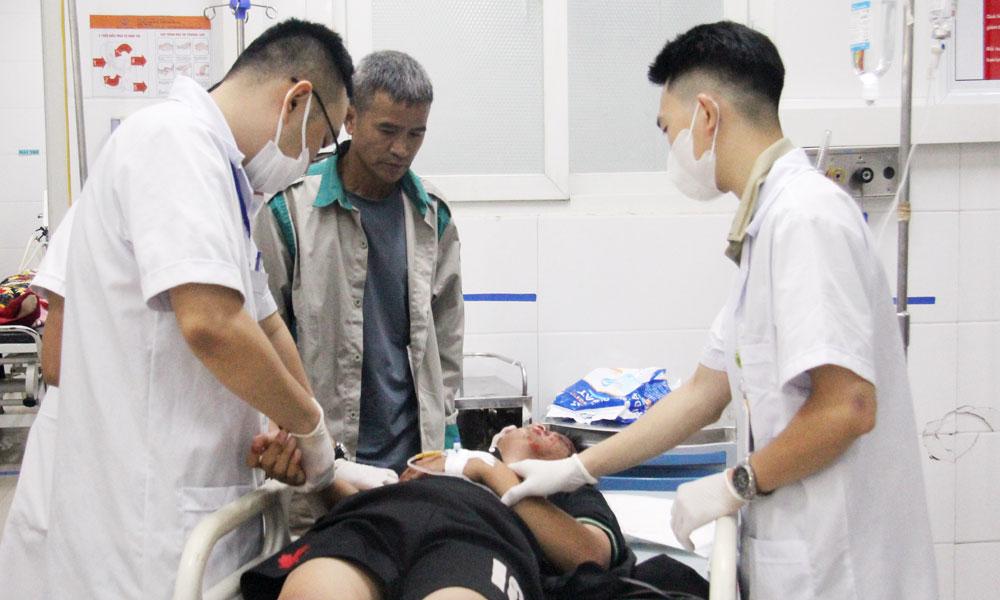 Bác sĩ Bệnh viện Đa khoa Bắc Ninh số 1 cấp cứu cho trường hợp bị tai nạn giao thông.