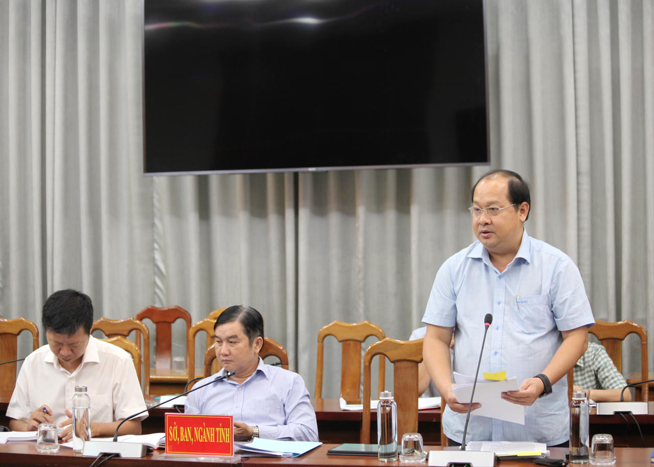 Ông Nguyễn Phương Bắc - Giám đốc Sở Khoa học và Công nghệ tỉnh Cà Mau, Cơ quan Thường trực Tổ Giúp việc Ban Chỉ đạo, báo cáo kết quả hoạt động của Ban Chỉ đạo giữa 02 phiên họp Ban Chỉ đạo.