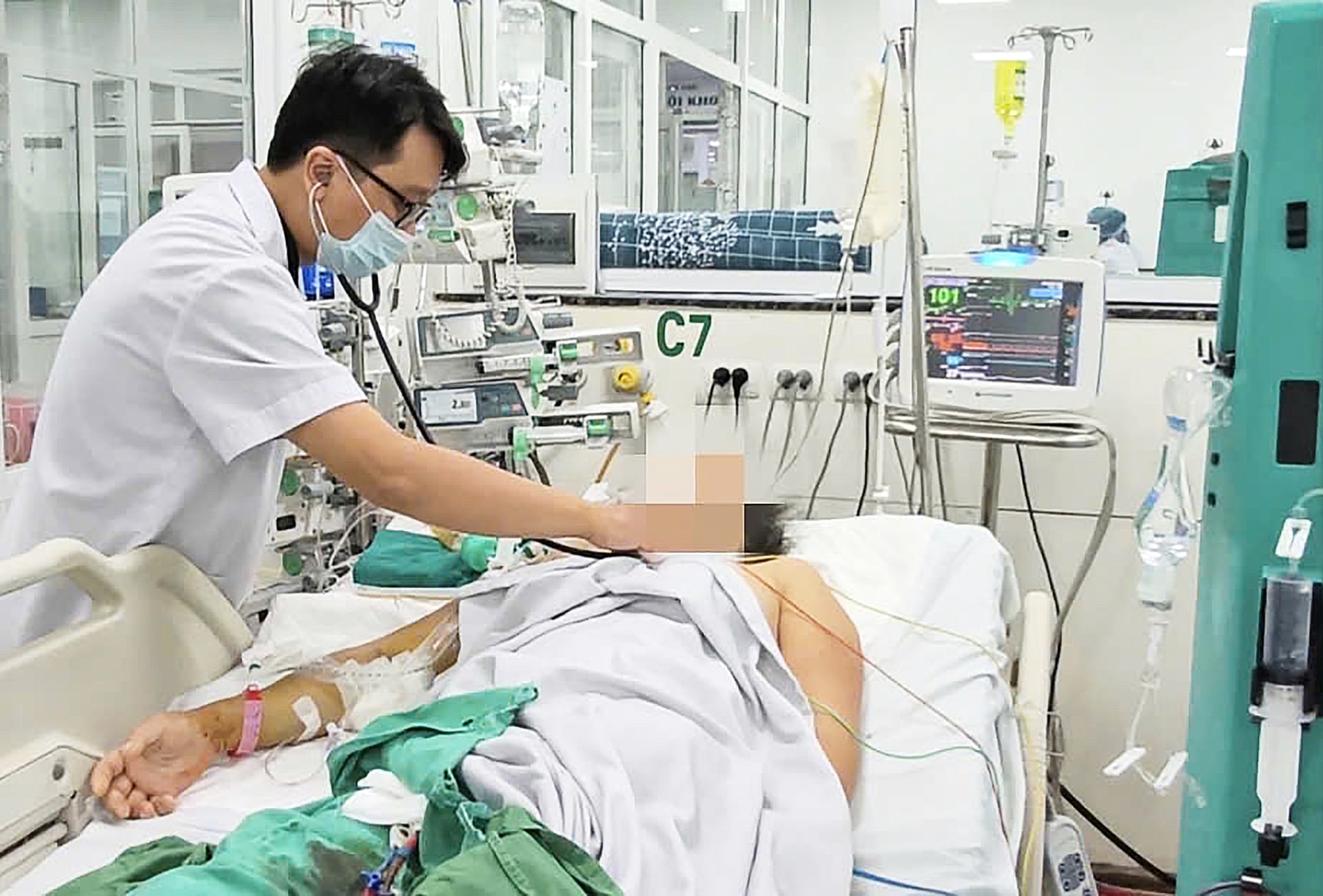Bác sĩ Bệnh viện Bệnh Nhiệt đới Trung ương khám cho bệnh nhân mắc sốt xuất huyết. Ảnh: BVCC.