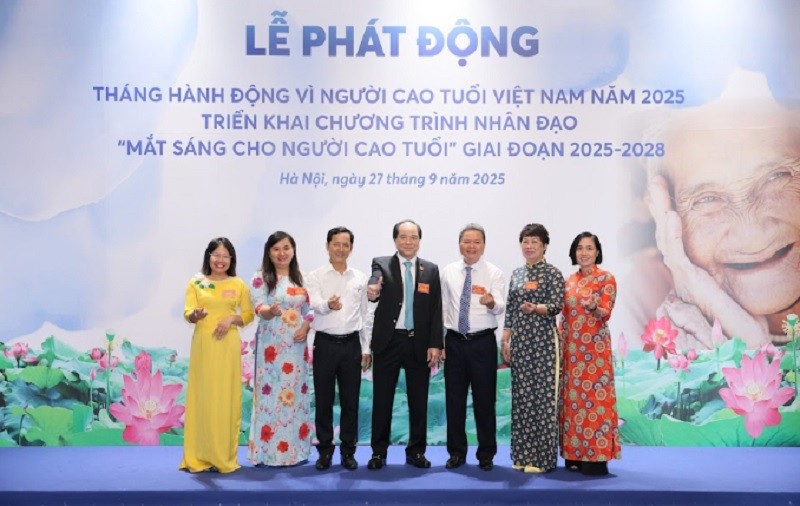 phat-dong-mat-sang-cho-nguoi-cao-tuoi-1759240216.jpg