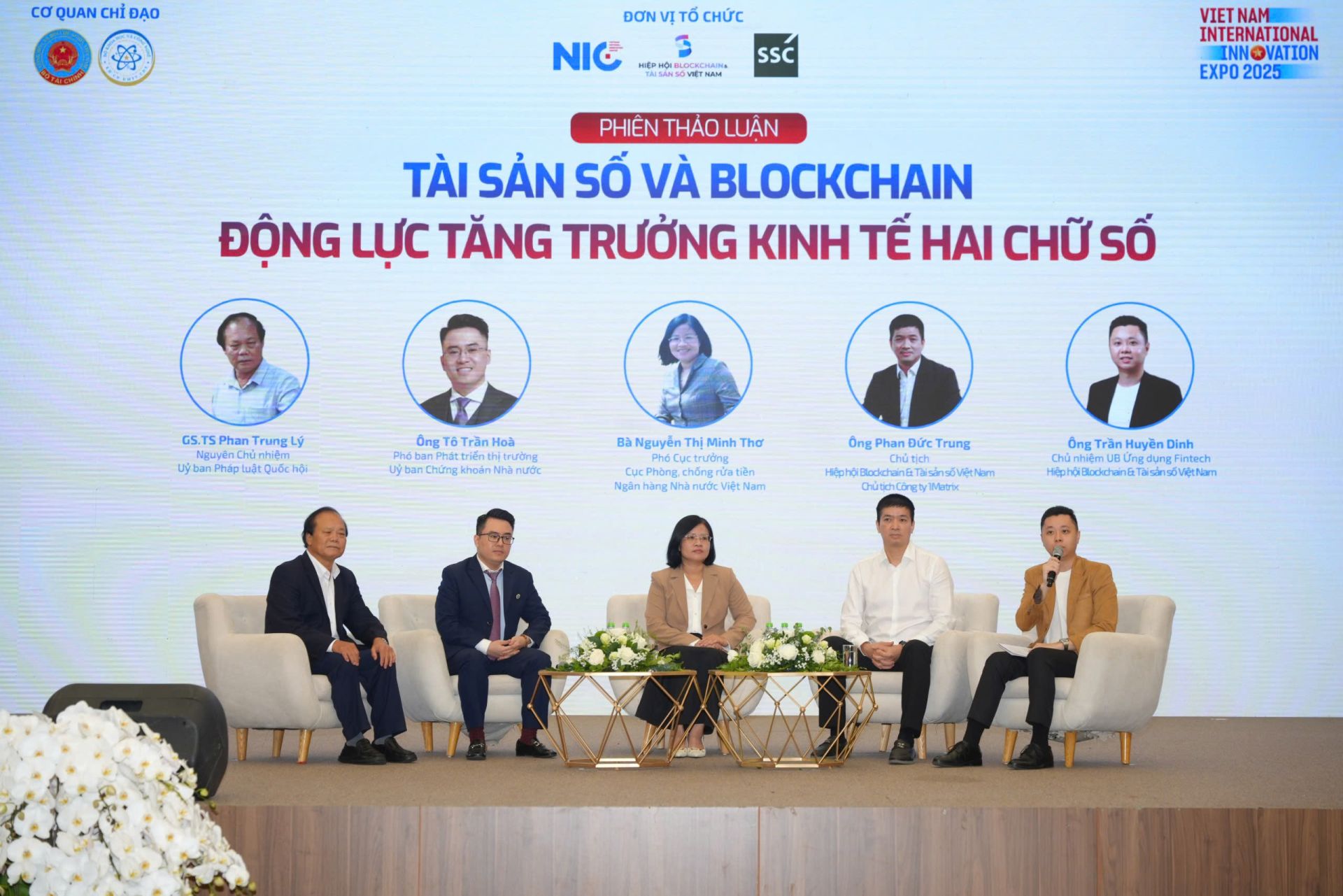 (Từ trái qua) GS.TS Phan Trung Lý, ông Tô Trần Hòa, bà Nguyễn Thị Minh Thơ và ông Phan Đức Trung tham gia phiên thảo luận “Tài sản số và Blockchain – Động lực tăng trưởng kinh tế hai chữ số: Cơ hội, thách thức và hành động” do ông Trần Huyền Dinh (Chủ nhiệm Ủy ban Ứng dụng Fintech VBA) điều phối.