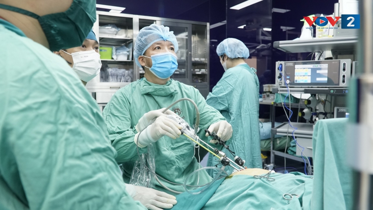 PGS.TS Trần Ngọc Sơn triển khai phẫu thuật nội soi 1 lỗ qua đường rốn của bệnh nhi