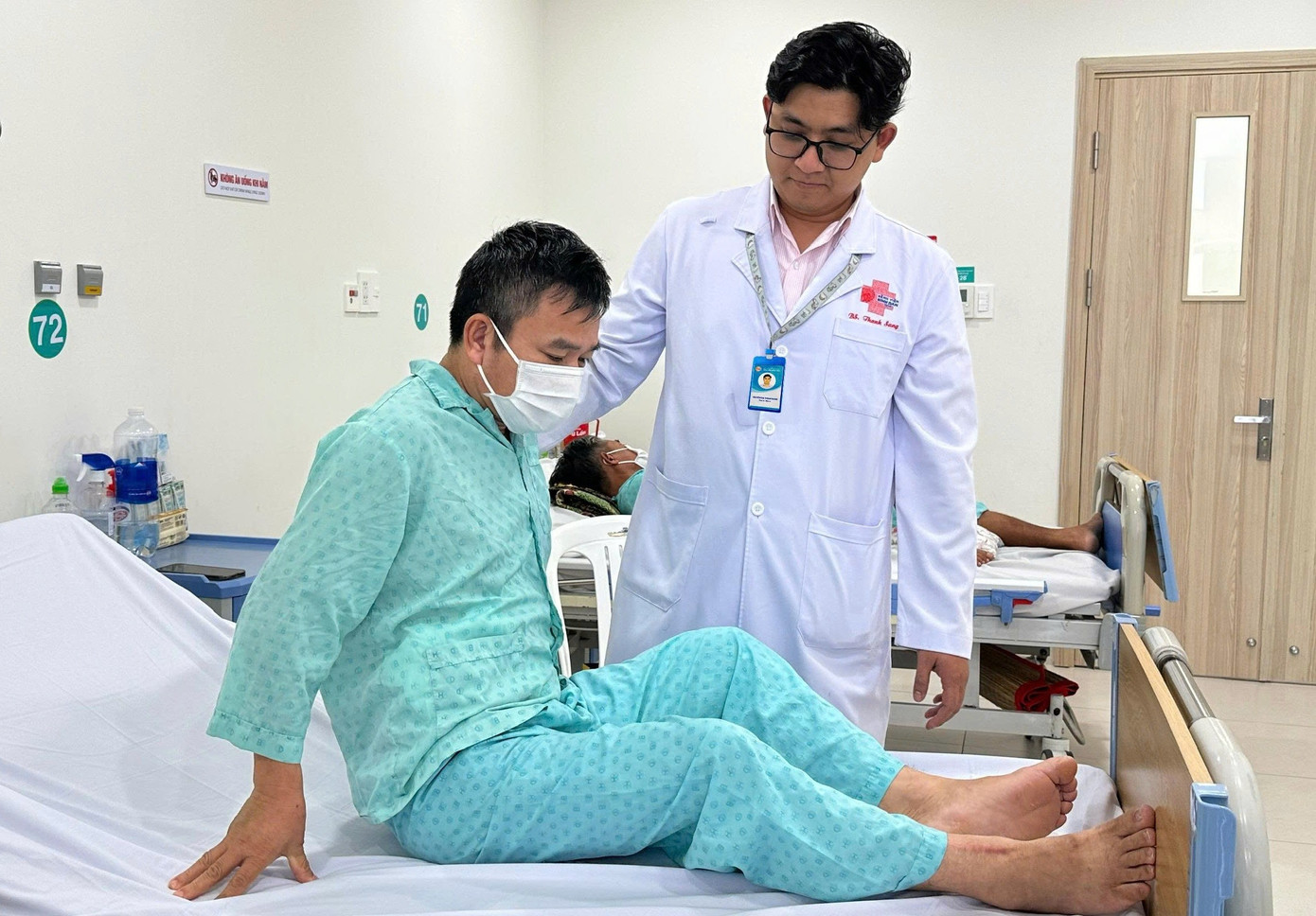 02-bac-si-dang-huong-dan-cho-nguoi-benh-tdl-sau-mo.jpg
