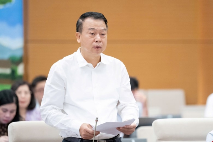 Thứ trưởng Tài chính Nguyễn Đức Chi báo cáo tại phiên họp, ngày 15/10. Ảnh: Trung tâm báo chí Quốc hội