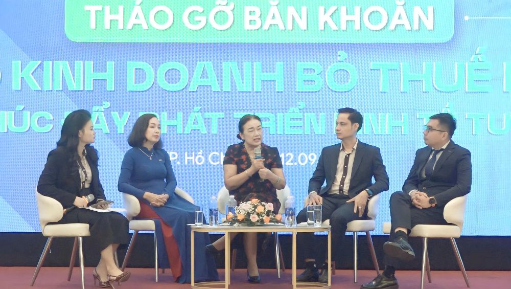 Bà Nguyễn Thị Cúc – Chủ tịch Hội Tư vấn thuế Việt Nam giải đáp những vướng mắc của Hộ kinh doanh tại Hội thảo “Tháo gỡ băn khoăn cho hộ kinh doanh bỏ thuế khoán” do MISA phối hợp với VPBank tổ chức