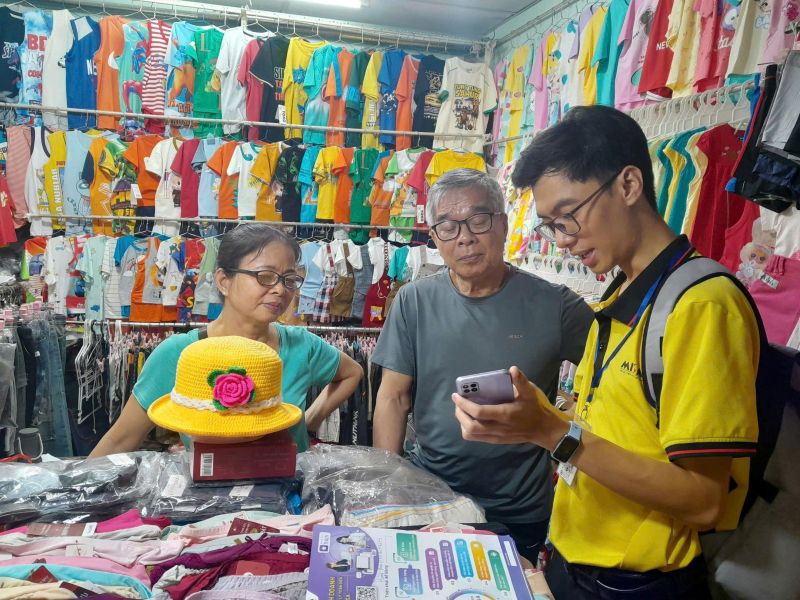 Nhân viên MISA (áo vàng) hỗ trợ hộ kinh doanh bán hàng, khai thuế nhanh gọn ngay trên phần mềm MISA eShop