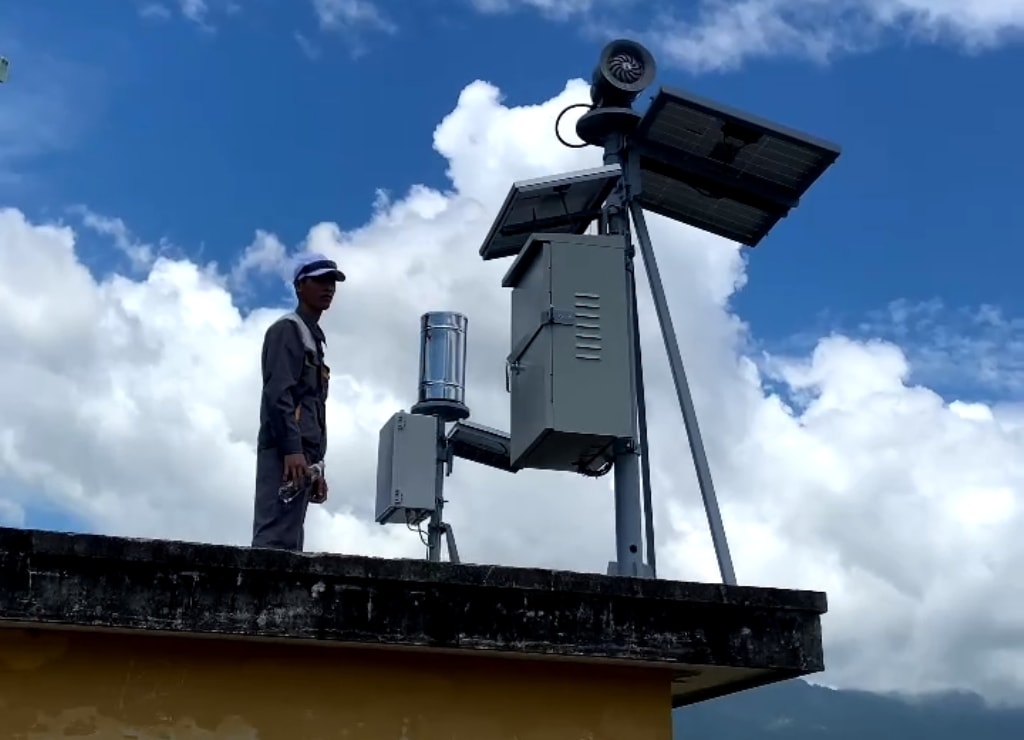 Kỹ thuật viên của Công ty CP Tư vấn và phát triển kỹ thuật ài nguyên nước (WATEC) đang kiểm tra trạm đo mưa tự động và trạm cảnh báo mưa vượt ngưỡng trước mùa mưa bão. Ảnh: HOÀNG HIỆP