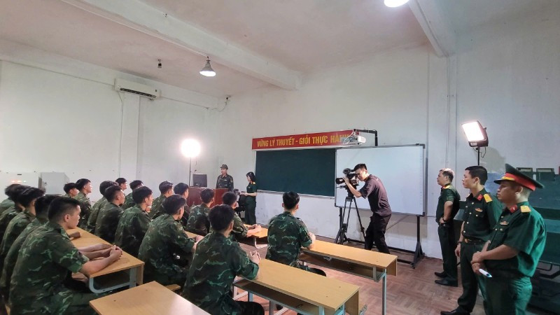 Đoàn phim "Ứng dụng công nghệ mô phỏng trong quân đội" tác nghiệp trong một cảnh quay.