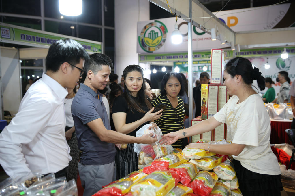 Rất đông người dân, du khách đã tới tham quan, mua sắm trong ngày khai mạc Hội chợ OCOP Quảng Ninh - Thu Đông 2025.