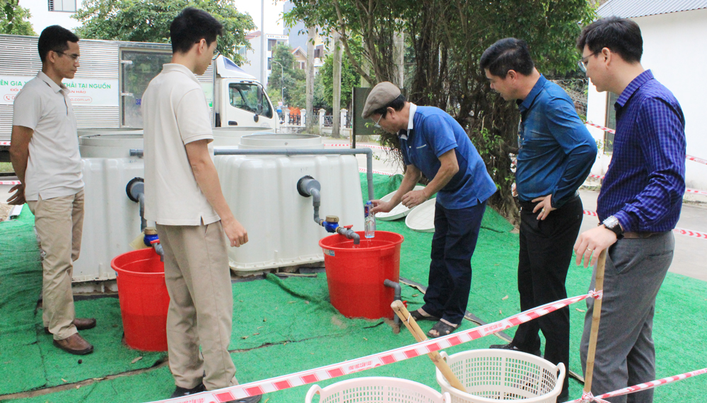 Đại diện Sở Xây dựng và Công ty cổ phần JOKASO Việt Nam lấy mẫu nguồn nước sau xử lý. Đại diện Sở Xây dựng và Công ty cổ phần JOKASO Việt Nam lấy mẫu nguồn nước sau xử lý.