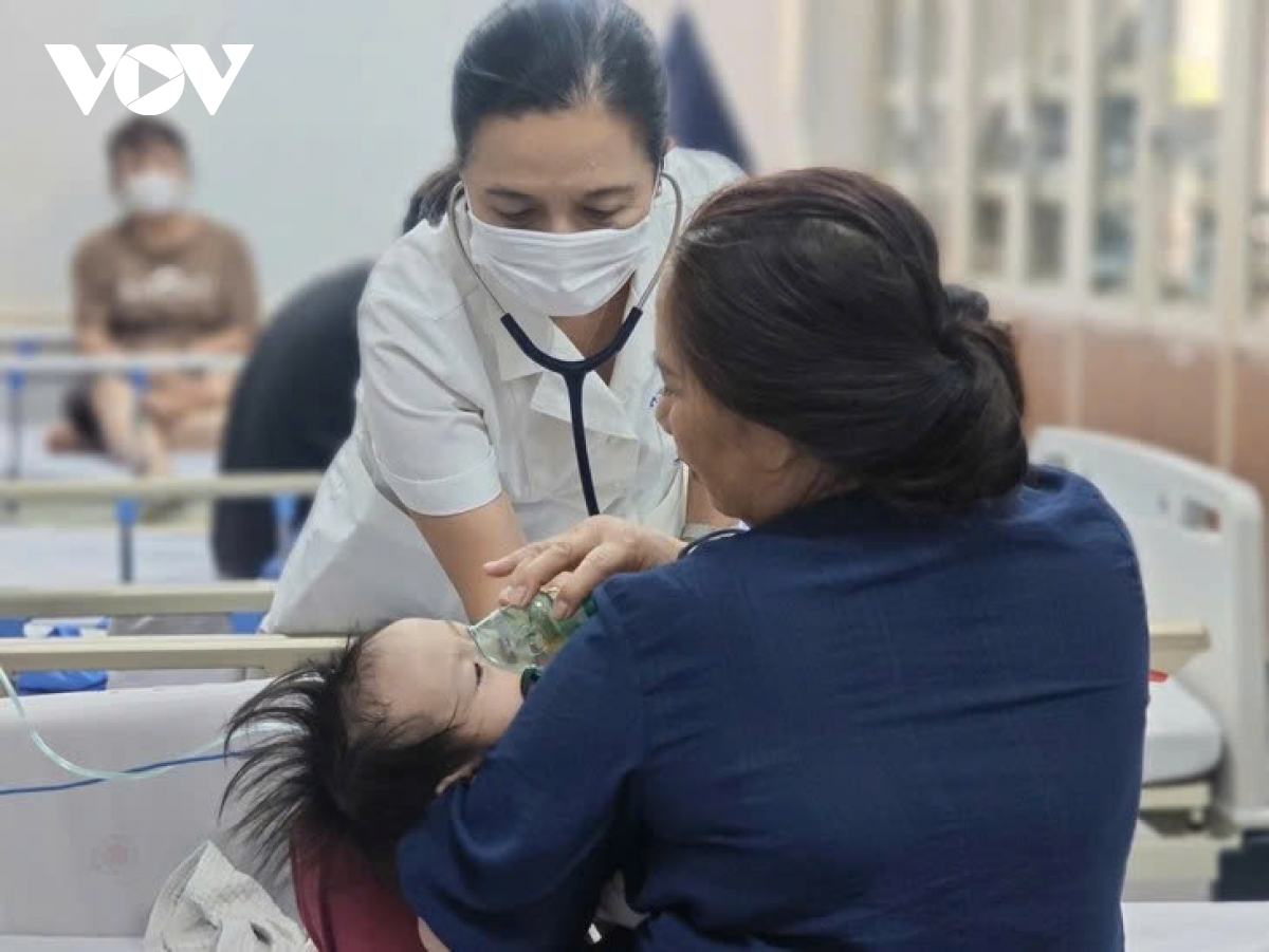 so ca mac rsv tang manh, nhieu tre so sinh phai tho may hinh anh 1