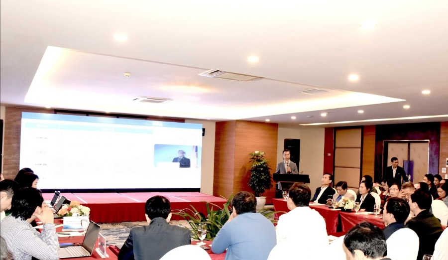 Đại diện Cục Biến đổi khí hậu phổ biến các nội dung quan trọng về các cam kết của Việt Nam tại Hội nghị COP 26. Ảnh: Hoài Thu