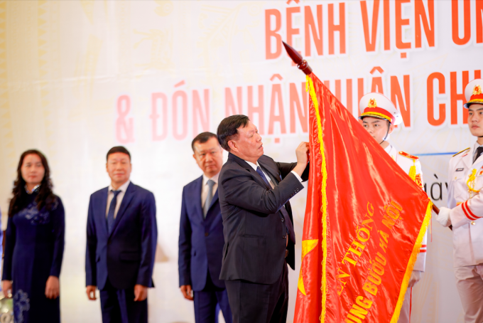 Thứ trưởng Y tế Đỗ Xuân Tuyên trao huân chương lao động cho Bệnh viện ung Bướu Hà Nội. Ảnh: Phương Linh
