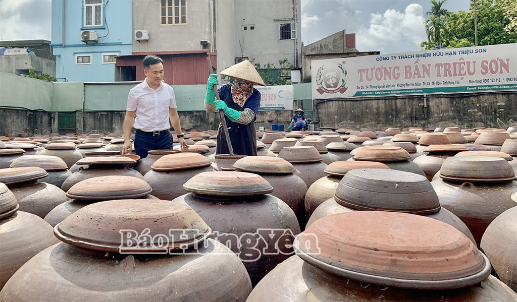 Sản xuất tương Bần tại Công ty TNHH Triệu Sơn (phường Mỹ Hào).