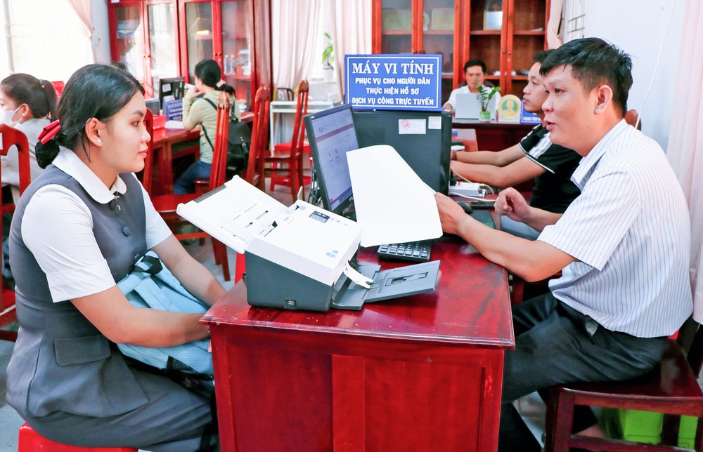 Cán bộ Trung tâm Phục vụ hành chính công xã An Trường hỗ trợ người dân và doanh nghiệp nộp hồ sơ trực tuyến, góp phần thúc đẩy chuyển đổi số.