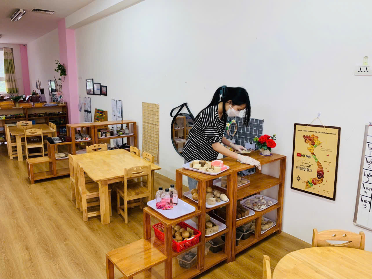 Giáo viên mầm non thực hiện khử khuẩn lớp học trước giờ đón trẻ, nỗ lực bảo vệ môi trường học sạch, an toàn.