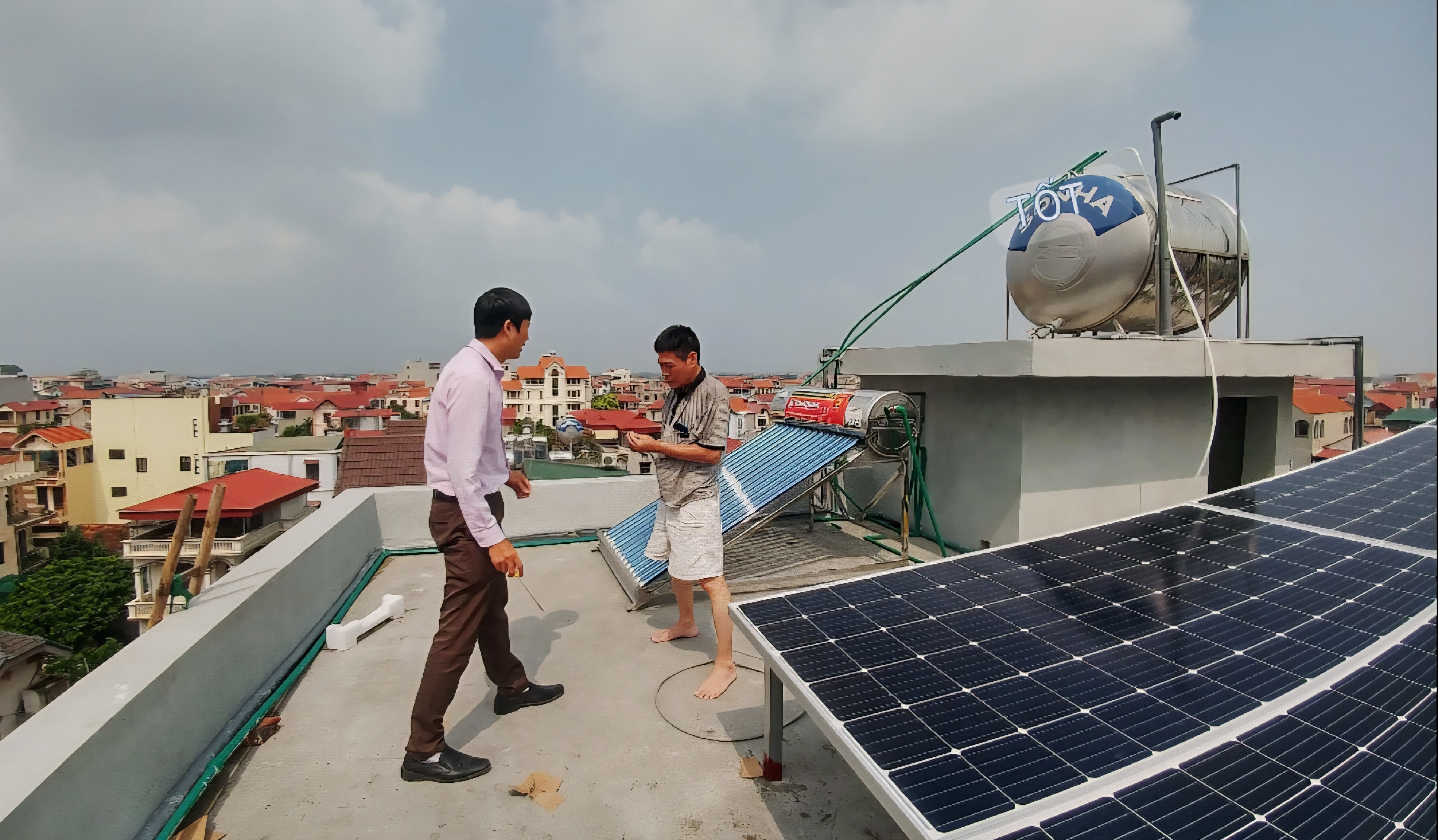TP. Hồ Chí Minh nghiên cứu mô hình “thành phố điện mặt trời” với hơn 1 triệu m² mái nhà được lắp pin năng lượng.