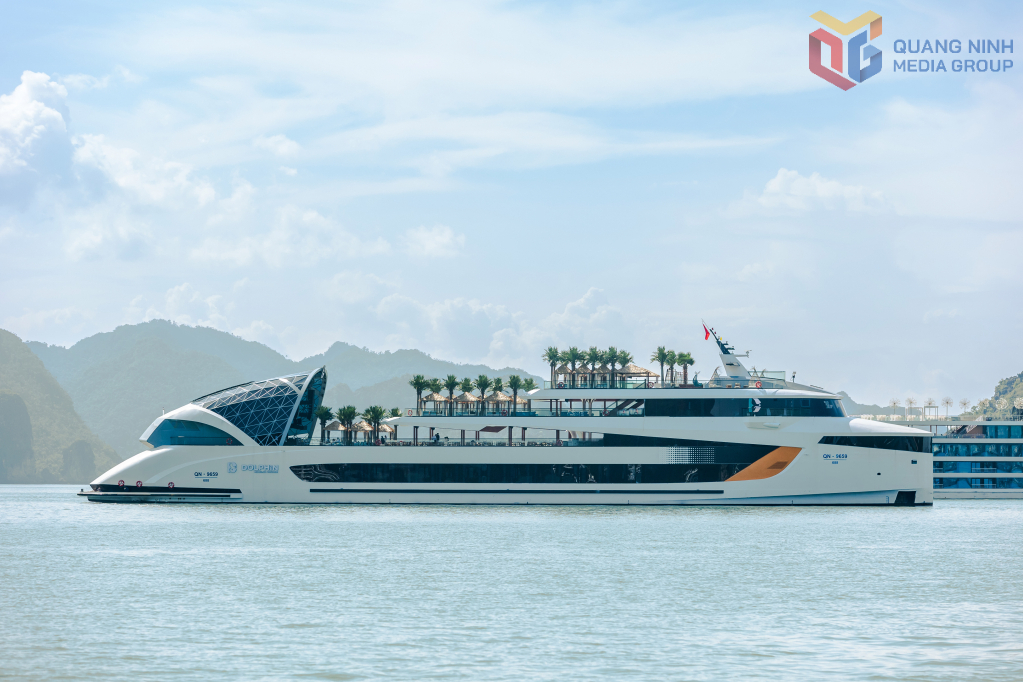 Toàn cảnh du thuyền Dolphin Halong Cruise mới đi vào hoạt động từ tháng 10/2025.