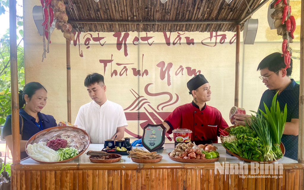 Nhân viên Công ty cổ phần Đầu tư xây dựng thương mại sinh thái Lộc Vượng (phường Nam Định) giới thiệu sản phẩm Phở bò Lạc Hồng Phở - sản phẩm đạt OCOP hạng 3 sao.