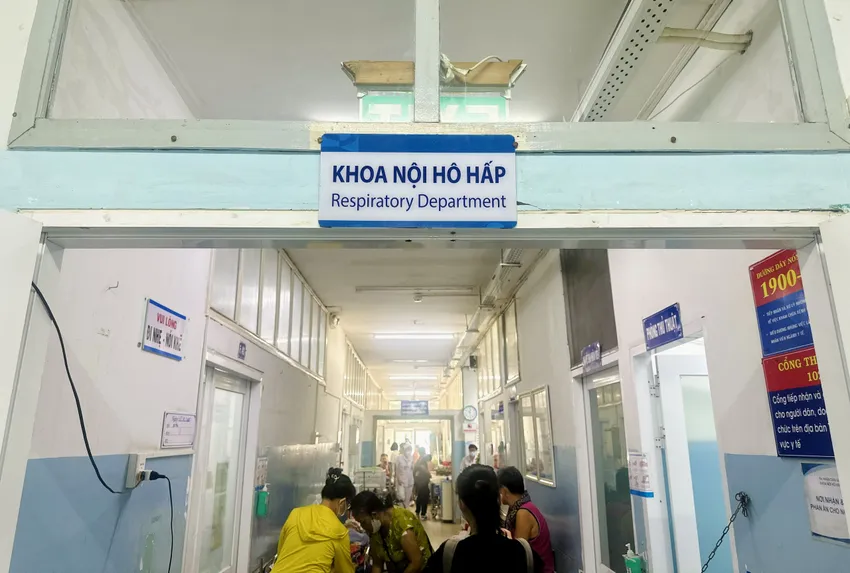 Mỗi ngày khoa Nội hô hấp Bệnh viện Nhân dân Gia Định tiếp nhận 15–20 ca nhập viện vì cúm. Ảnh: THẢO PHƯƠNG cum2.jpg