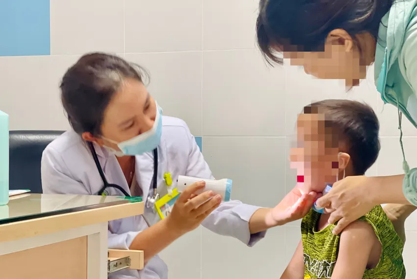 Bệnh nhi đến khám tại khoa Khám bệnh, Bệnh viện Nhi Đồng 2. Ảnh: THẢO PHƯƠNG cum.jpg