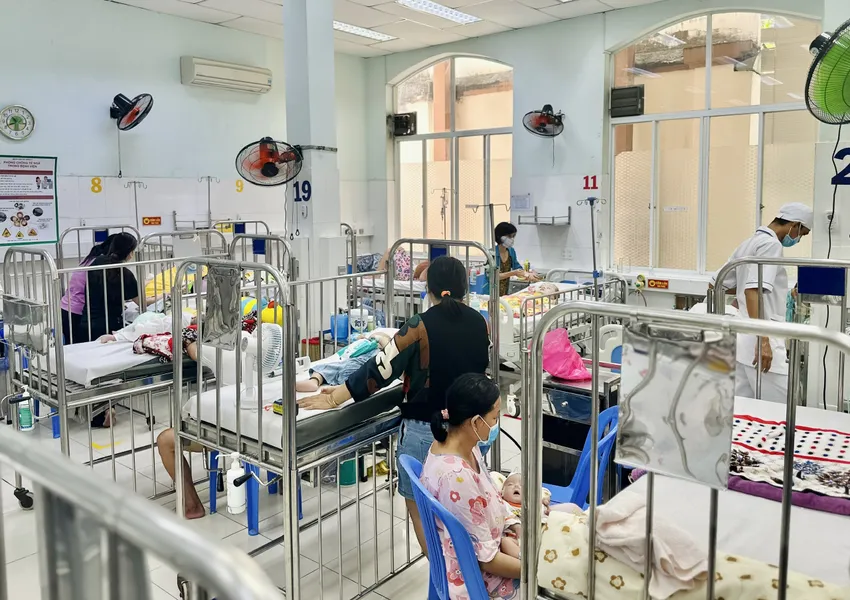 Bệnh nhi điều trị tại phòng Cấp cứu khoa Hô hấp 1 Bệnh viện Nhi đồng 2. Ảnh: THẢO PHƯƠNG cum2.jpg