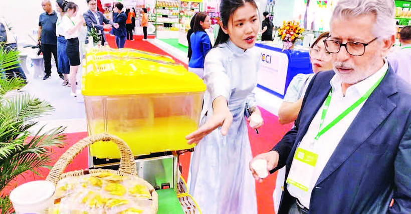 Khách quốc tế tham quan một gian hàng thực phẩm Việt Nam tại Vietnam Foodexpo 2025