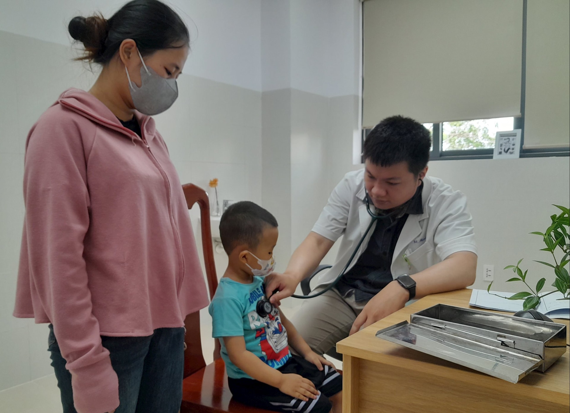 Bác sĩ Bệnh viện Phụ sản - Nhi Đà Nẵng thăm khám cho bệnh nhi. Ảnh LÊ HÙNG