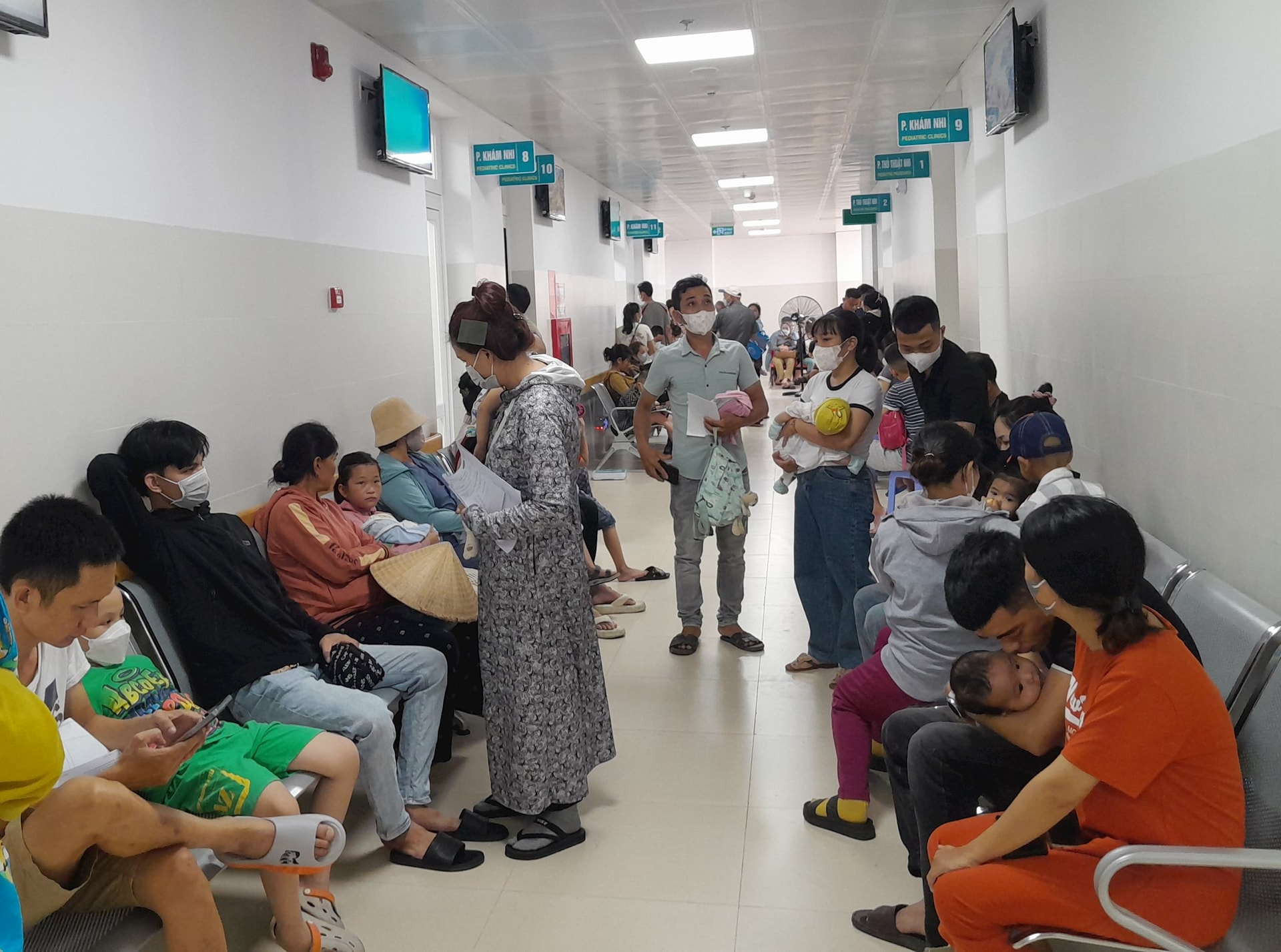 Nhiều phụ huynh đưa con em đến Bệnh viện Phụ sản - Nhi Đà Nẵng để thăm khám bệnh. Ảnh LÊ HÙNG