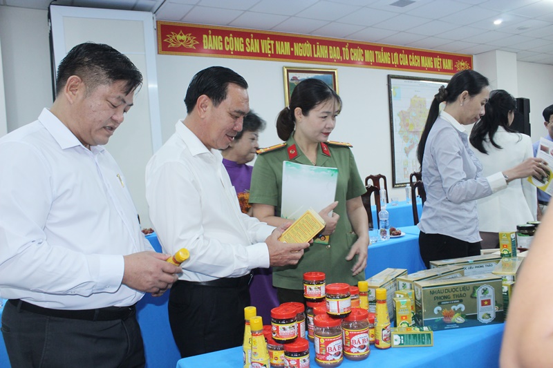 Sản phẩm OCOP trưng bày tại họp báo Sản phẩm OCOP trưng bày tại họp báo