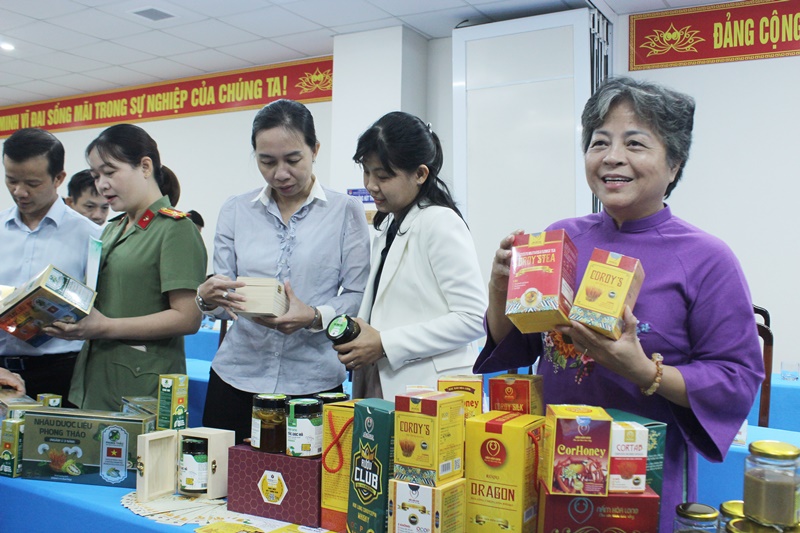 Bà Cao Thị Hồng Vân, Giám đốc Công ty TNHH nuôi trồng Nấm Hòa Long, giới thiệu sản phẩm đến đại biểu Bà Cao Thị Hồng Vân, Giám đốc Công ty TNHH nuôi trồng Nấm Hòa Long, giới thiệu sản phẩm đến đại biểu