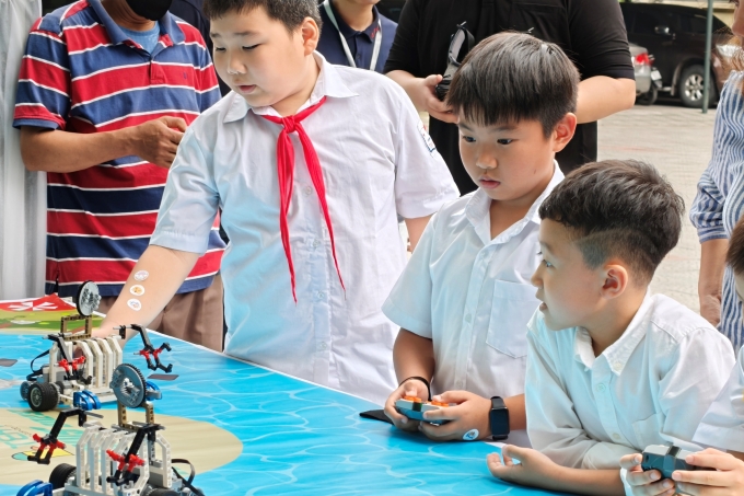 Các em học sinh trải nghiệm học tập với đồ chơi sáng tạo. Ảnh: Trọng Đạt