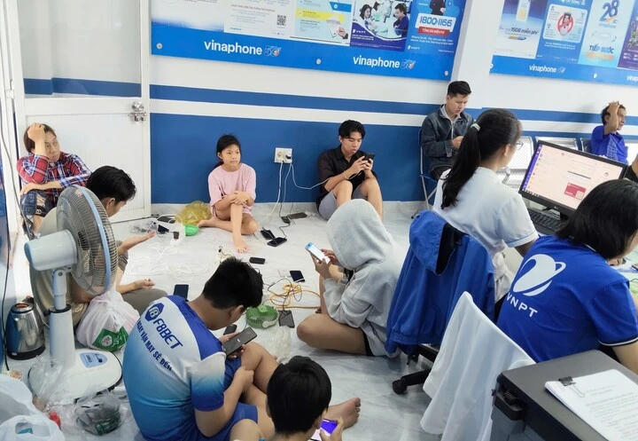 VinaPhone hỗ trợ người dân sạc pin tại điểm giao dịch. (Ảnh: VNPT)