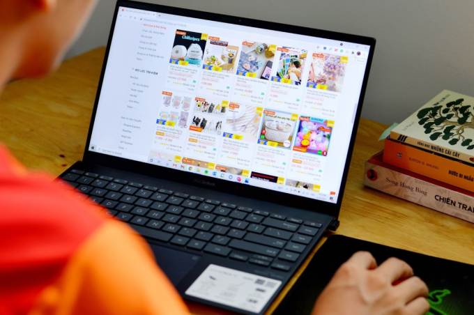 Nhiều chủ shop online cho biết thương mại điện tử giúp họ tăng trưởng doanh thu, kiếm thêm thu nhập trong những ngày giãn cách xã hội. Ảnh: Shopee.